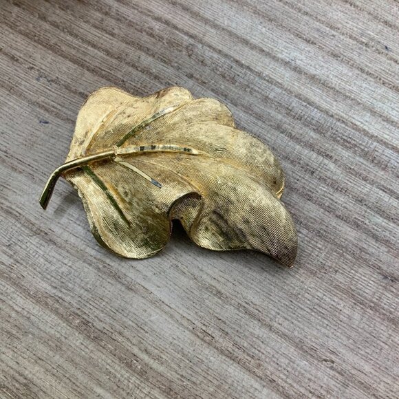 BSK Vintage Brushed Textured Gold Tone Leaf Brooch Pin - Picture 8 of 8